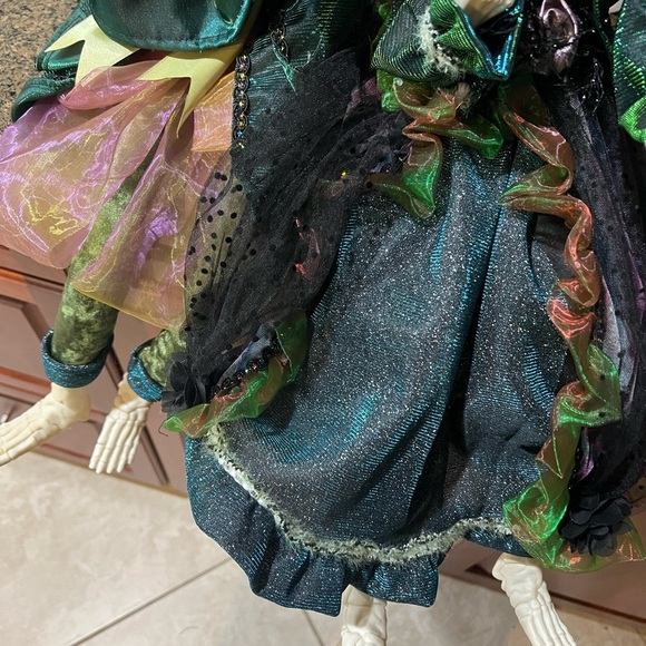 Christian Siriano Skeleton Dolls
Couple Halloween Mardi Gras Anytime Posable - Picture 3 of 11